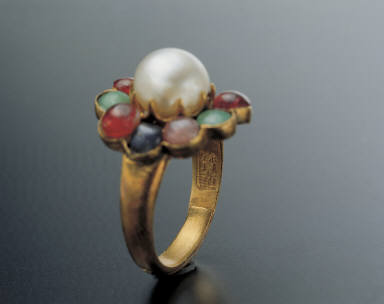 Gold ring inlaid with pearl and jewels