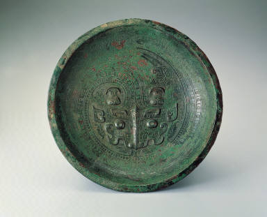 Bronze Pan vessel with interlacing dragon motif