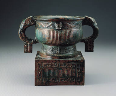 Bronze Gui vessel with dragon pattern and square pedestal