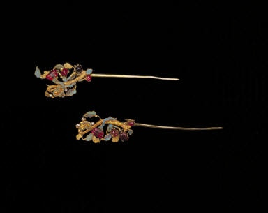 Pair of gold hairpins with ru-yi scepter decors