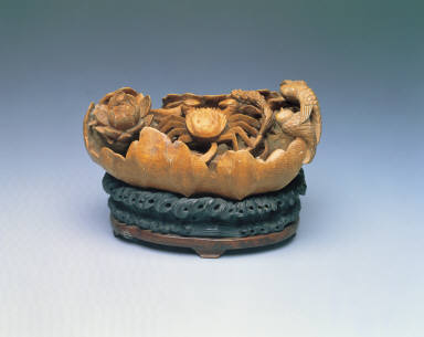 Bamboo carving of the auspicious lotus leaf and crab motifs