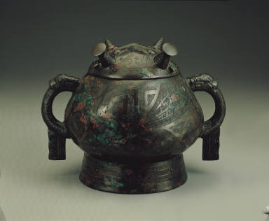 Bronze Gui vessel with double dragon motif