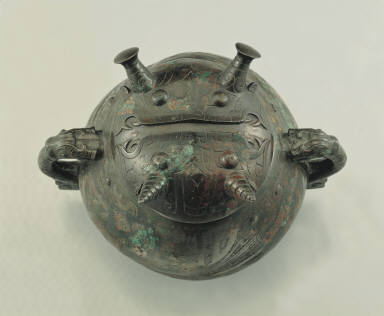 Bronze Gui vessel with double dragon motif