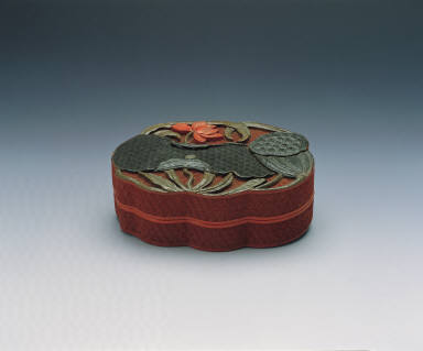 Lacquer box of the lotus motif