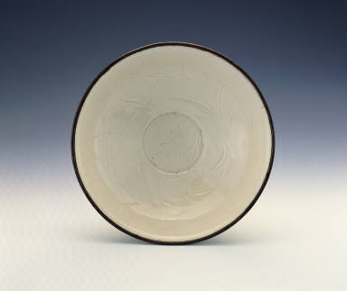 Bowl with incised patterns in ivory-white glaze