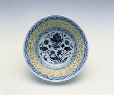 A blue-and-white bowl with inlaid gold and lotus pond motif