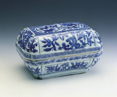 A blue-and-white box with dragon motif