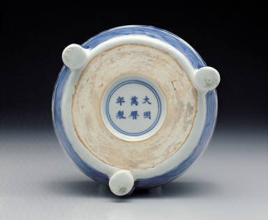 Censer with eight divinatory trig rams in underglaze blue