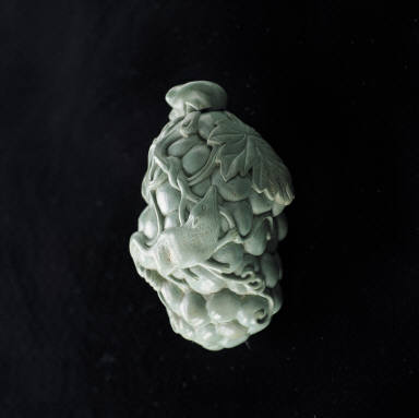 Turquoise snuff bottle in the shape of a cluster of grapes