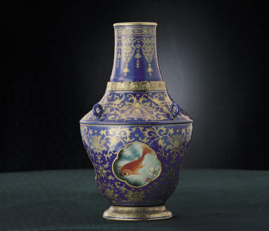 Revoloving-center vase with fish decor in cobalt blue with gold tracery