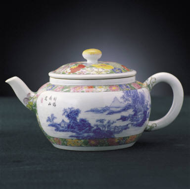 Teapot in fa-lang-cai enamels with decoration of a blue landscape