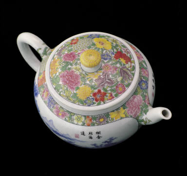 Teapot in fa-lang-cai enamels with decoration of a blue landscape