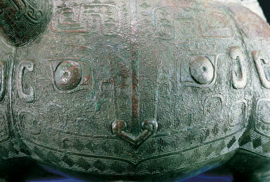 Bronze He vessel with interlacing dragon motif