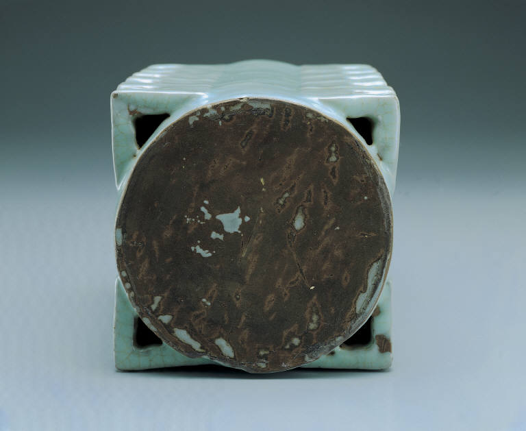 Cong-like vase with light bluish-green glaze